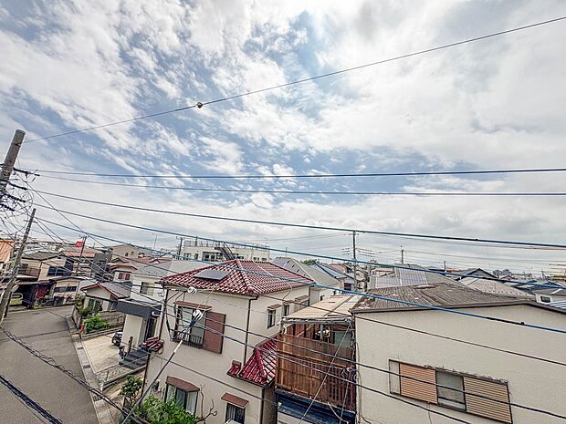 【眺望】朝の澄んだ空気や、夕方に吹く清々しい風を五感で感じられるバルコニー。