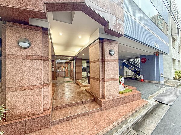 【エントランスアプローチ】上質感漂うエントランスへのアプローチ。居住者の帰り、訪れる方を優しく迎える・安らぎに満ちた生活空間を予感させる。健やかな暮らしを楽しめそう。