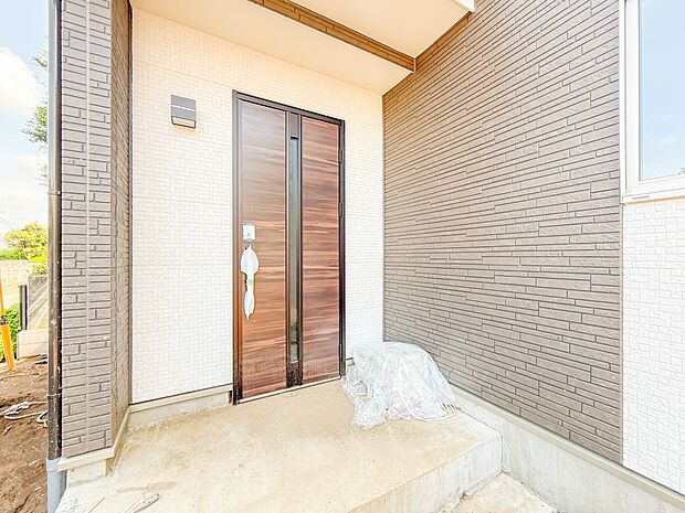 A号棟【玄関】家の顔となる玄関は、高いデザイン性が求められます。高級感と断熱性、防犯性に優れた玄関ドアを標準装備。ピッキング対策のセキュリティサムターン等、防犯に考慮しました。