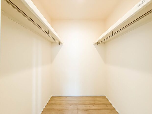 A号棟【WIC(ウォークインクローゼット)】 たくさんの洋服をかけてもシワになりにくいウォークインクローゼット。洋服以外にも、普段使わない家電やスーツケース、ストック品など何でも片付く嬉し…