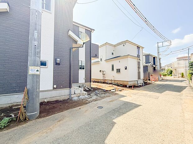 A号棟【前面道路4m】車の通行が少ないので、静かな住環境を維持することができます。