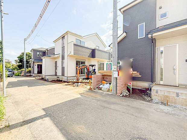 A号棟【前面道路4m】家の前をまっすぐの通りが走っている。クルマは少なく、人々は毎朝、ウォーキング、ジョギング、犬の散歩など、フリーな朝時間を過ごしている。