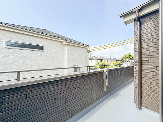 A号棟【バルコニー】  バルコニーから差し込む陽光・通風は、住環境・快適性と共に有り続ける貴重な「財産」です。