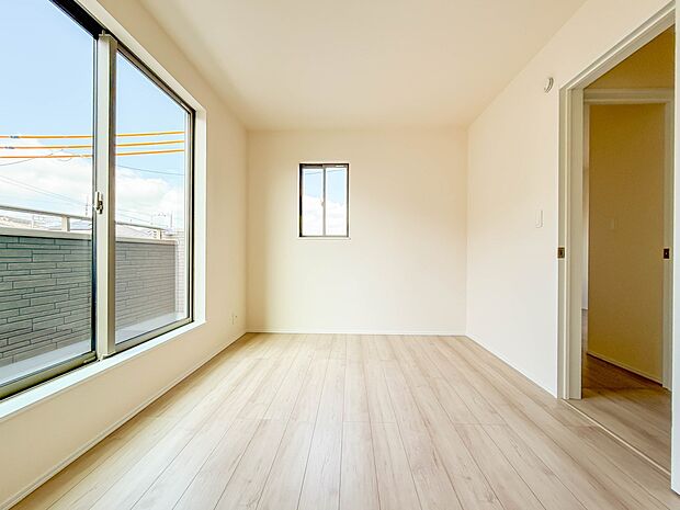 A号棟【洋室6.25帖】柔らかな陽光とフローリングの色味が調和した快適な空間。