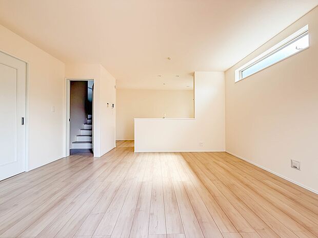 A号棟【LDK16.5帖】シンプルなデザインの家は風情がある。住む人のこだわりを感じる。外観も内装もいたってシンプル。居心地がよく、家事や趣味、子育てなどにも集中できる。家も人間も熟成するほ…