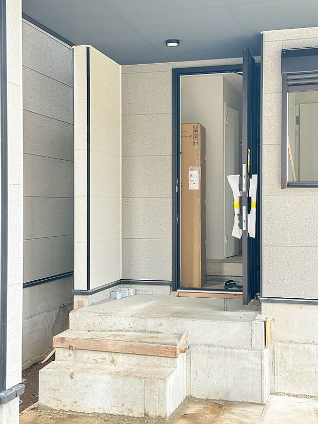 2号棟【玄関】玄関はおうちの顔と言われます。玄関アプローチは、外観デザインの印象を左右します。