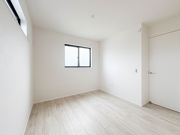 2号棟【寝室5.75帖】シンプルな内装はおしゃれのポイントです。シンプルは華美より飽きがこないからです。色や模様でおしゃれ感をだす。それがシンプルイズビューティーです。