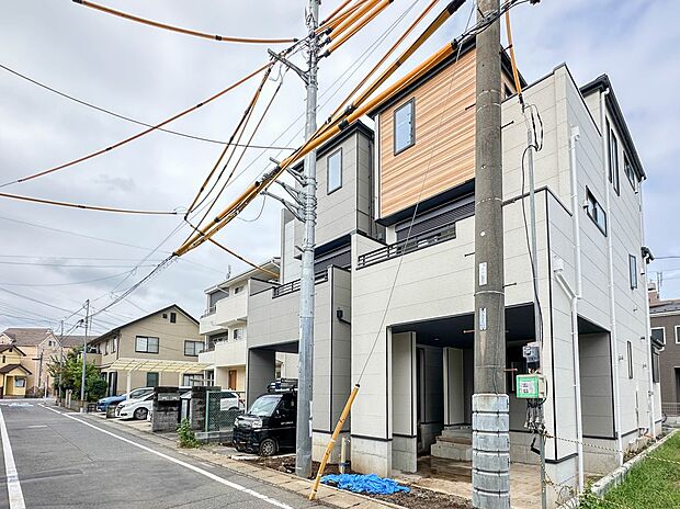 2号棟【前面道路】家の前をまっすぐの通りが走っている。クルマは少なく、人々は毎朝、ウォーキング、ジョギング、犬の散歩など、フリーな朝時間を過ごしている。