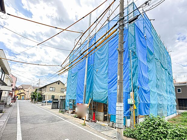 2号棟【前面道路】家の前をまっすぐの通りが走っている。クルマは少なく、人々は毎朝、ウォーキング、ジョギング、犬の散歩など、フリーな朝時間を過ごしている。