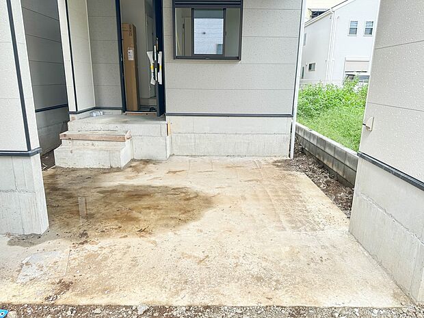 2号棟【駐車場】毎日の生活にマイカーが必須という方は、購入を検討する際、駐車場があることは大事な条件です。毎日の通勤や家族の送迎、買い物やお出かけなどクルマのある暮らしを満喫したい方は要チェ…