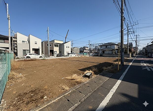 1号棟【外観】堂々たる趣ながら、主張し過ぎずどこか余裕を感じさせるシャープなフォルムで佇む邸宅は、晴天の空と照らし合わせる事で、本来あるべき完成形の姿を見せてくれます。