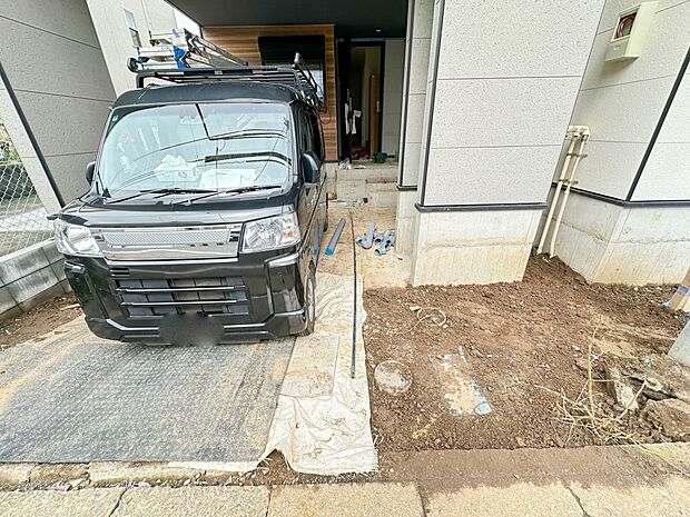 1号棟【駐車場】毎日の生活にマイカーが必須という方は、購入を検討する際、駐車場があることは大事な条件です。毎日の通勤や家族の送迎、買い物やお出かけなどクルマのある暮らしを満喫したい方は要チェ…