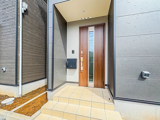 【玄関】玄関はおうちの顔と言われます。玄関アプローチは、外観デザインの印象を左右します。