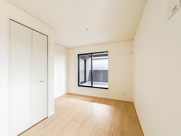 2号棟【寝室6帖】充実した生活は伸びやかな居室空間から始まります。快適に・伸びやかに。心の潤いを求める方々へ。
