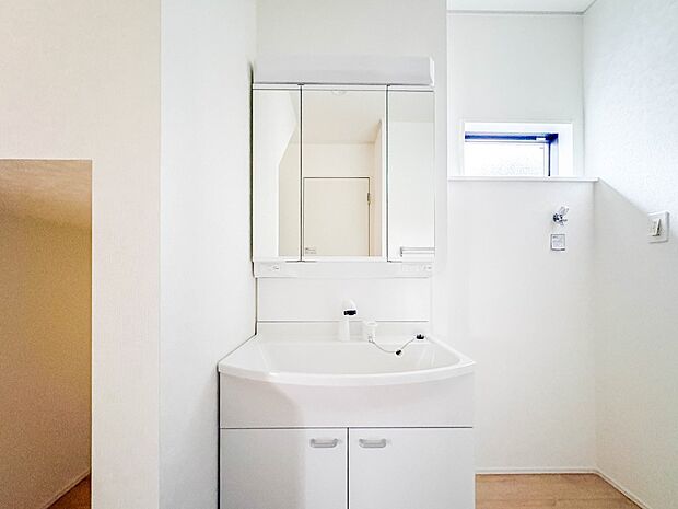2号棟【洗面台】 十分な大きさの洗面台は、身だしなみチェックや歯磨きなど、朝の慌ただしい時間でもホテルライクなスペースで余裕とゆとりを感じて頂けます。
