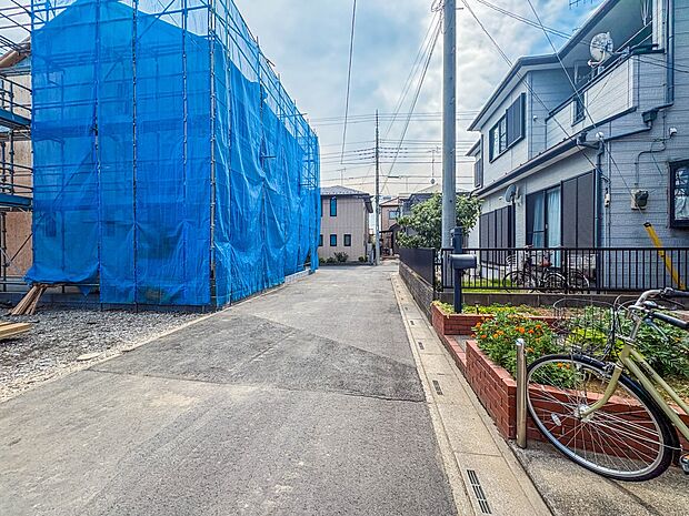 【前面道路4.3m】車の通行が少ないので、静かな住環境を維持することができます。