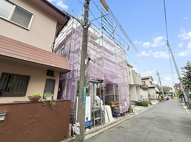 【前面道路4ｍ】家の前をまっすぐの通りが走っている。クルマは少なく、人々は毎朝、ウォーキング、ジョギング、犬の散歩など、フリーな朝時間を過ごしている。