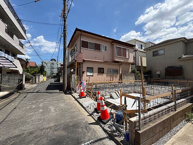 【前面道路4m】家の前をまっすぐの通りが走っている。クルマは少なく、人々は毎朝、ウォーキング、ジョギング、犬の散歩など、フリーな朝時間を過ごしている。