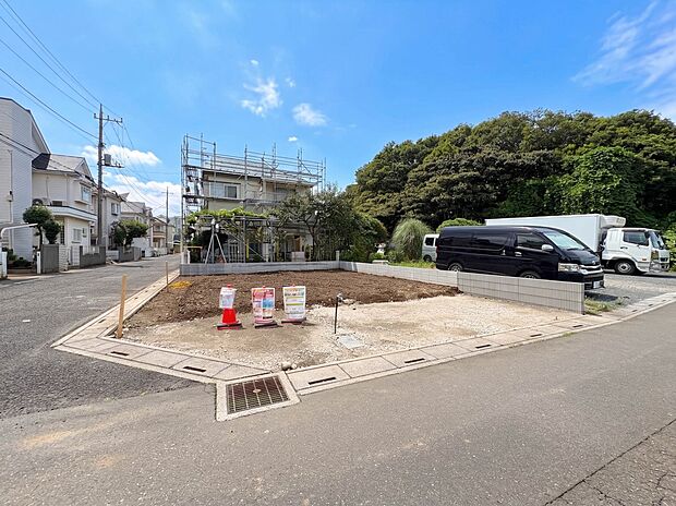 【前面道路6m】家の前をまっすぐの通りが走っている。クルマは少なく、人々は毎朝、ウォーキング、ジョギング、犬の散歩など、フリーな朝時間を過ごしている。