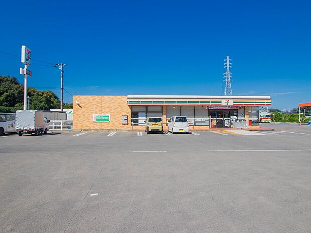 コンビニ 650m セブンイレブン上尾平塚2丁目店(セブンイレブンは近くて便利を掲げています。近くとは、心の近さ。便利とはモノが期待以上の品質でお客さまに届くこと。セブン銀行など新しいサービ…