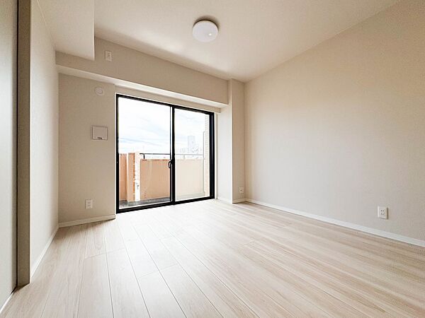 【リビング】うららかな陽射しがどのお部屋にも降り注ぎますように、快適さを追求した間取設計。得難い立地環境での生活を恵みの豊かな永住の地へと変えてくれます。