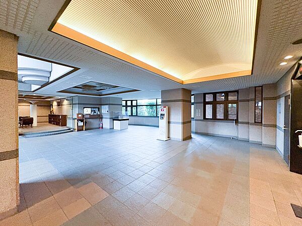 【エントランス】エントランスは、マンションの「顔」印象を左右する大事な空間です。居住者の帰り、訪れる方を優しく迎えてくれます。