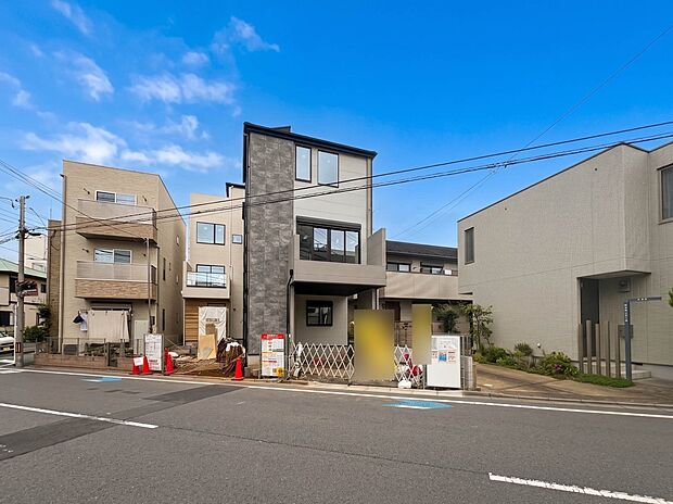 【外観】家族の温かさと陽光の暖かさ、楽しい毎日と明るい未来を予感させる「空間が織り成すひとつ先の住み心地」を演出します。