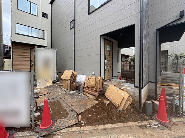 【現地】陽あたりの良さは必須条件。家族の温かさと陽光の暖かさ、楽しい毎日と明るい未来を予感させる。