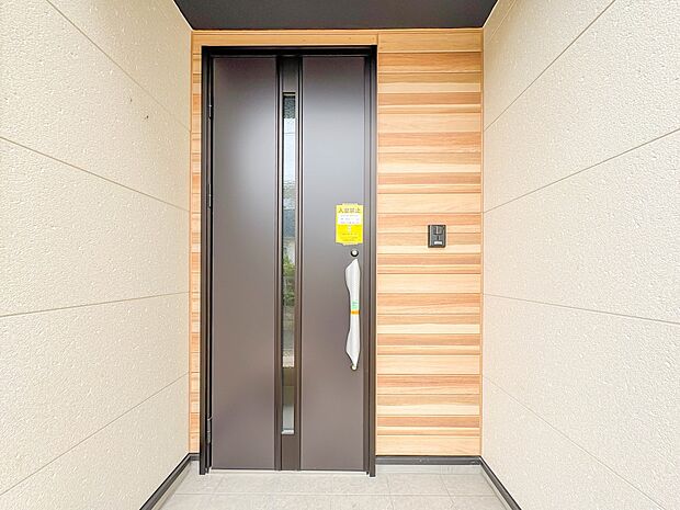 1号棟【玄関】家の顔となる玄関は、高いデザイン性が求められます。高級感と断熱性、防犯性に優れた玄関ドアを標準装備。ピッキング対策のセキュリティサムターン等、防犯に考慮しました。