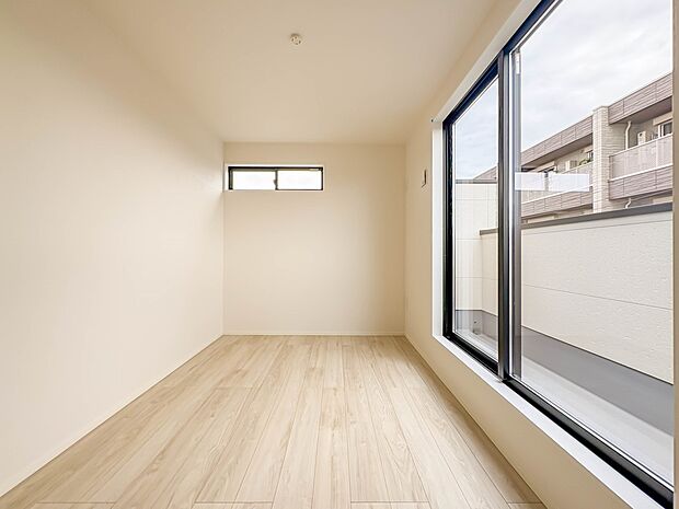 1号棟【寝室5.1帖】シンプルな内装はおしゃれのポイントです。シンプルは華美より飽きがこないからです。色や模様でおしゃれ感をだす。それがシンプルイズビューティーです。