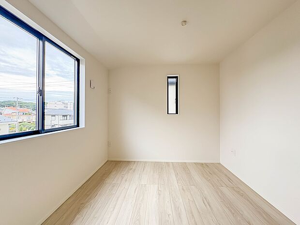 1号棟【子供部屋5.3帖】お子様のお部屋にぴったりなクロークを備えたフローリング仕様の洋室です。