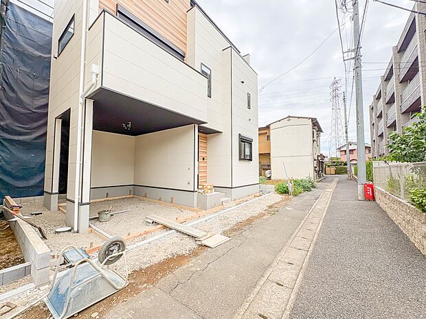 1号棟【外観】堂々たる趣ながら、主張し過ぎずどこか余裕を感じさせるシャープなフォルムで佇む邸宅は、晴天の空と照らし合わせる事で、本来あるべき完成形の姿を見せてくれます。