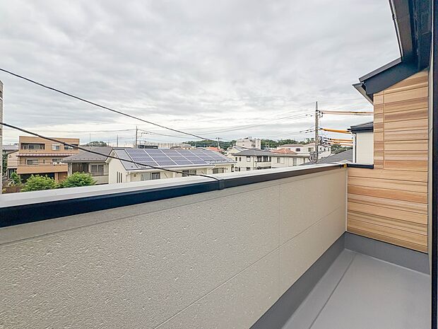 1号棟【バルコニー】 バルコニーから差し込む陽光・通風は、住環境・快適性と共に有り続ける貴重な「財産」です。