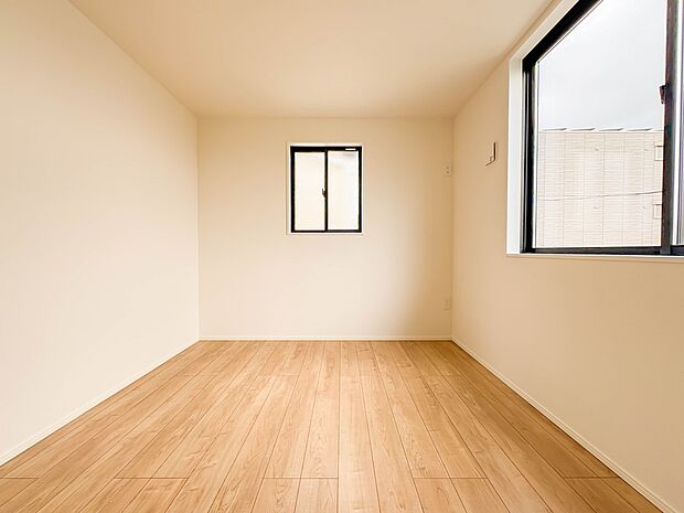 2号棟【子供部屋5.3帖】お子様のお部屋にぴったりなクロークを備えたフローリング仕様の洋室です。