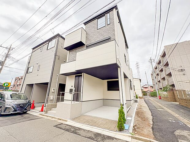 2号棟【外観】家族の温かさと陽光の暖かさ、楽しい毎日と明るい未来を予感させる「空間が織り成すひとつ先の住み心地」を演出します。