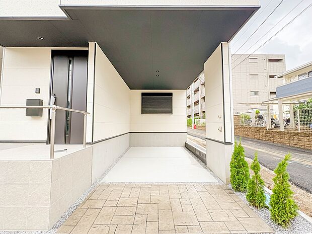 2号棟【駐車場】毎日の生活にマイカーが必須という方は、購入を検討する際、駐車場があることは大事な条件です。毎日の通勤や家族の送迎、買い物やお出かけなどクルマのある暮らしを満喫したい方は要チェ…