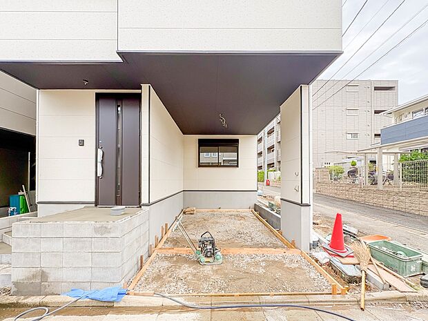 2号棟【駐車場】日々の暮らしにマイカーが必要。そんな方は物件の購入条件に駐車場は必須です。通勤に、家族のお迎えに、お買物に、おでかけに、クルマライフを楽しみたい方に。