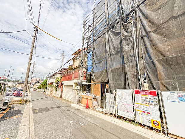 3号棟【前面道路4ｍ】家の前をまっすぐの通りが走っている。クルマは少なく、人々は毎朝、ウォーキング、ジョギング、犬の散歩など、フリーな朝時間を過ごしている。