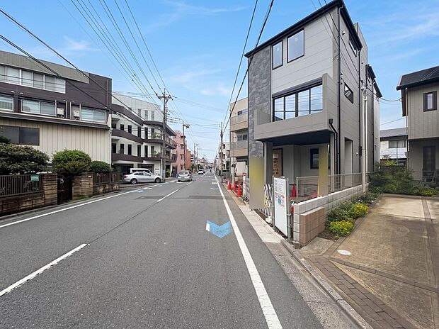 【前面道路8.7m】車の通行が少ないので、静かな住環境を維持することができます。