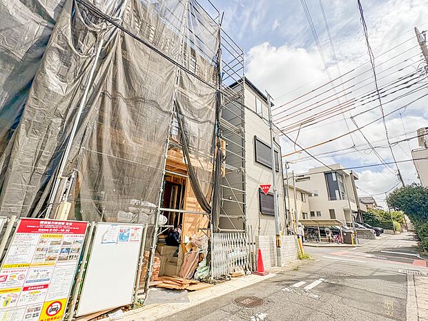 4号棟【前面道路4m】家の前をまっすぐの通りが走っている。クルマは少なく、人々は毎朝、ウォーキング、ジョギング、犬の散歩など、フリーな朝時間を過ごしている。