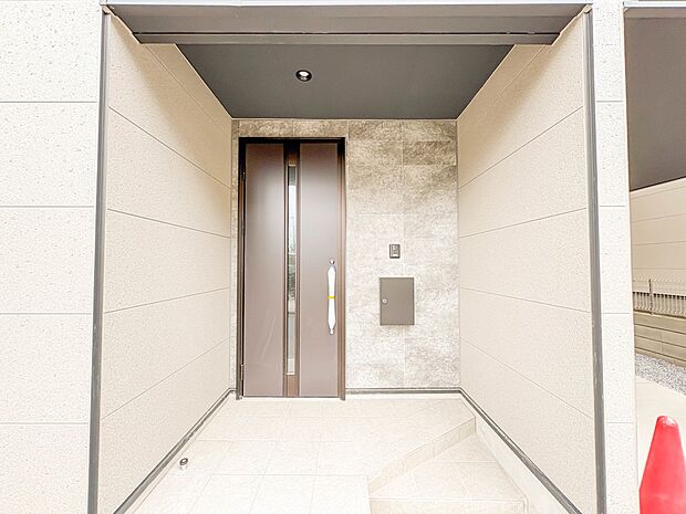 5号棟【玄関】家の顔となる玄関は、高いデザイン性が求められます。高級感と断熱性、防犯性に優れた玄関ドアを標準装備。ピッキング対策のセキュリティサムターン等、防犯に考慮しました。