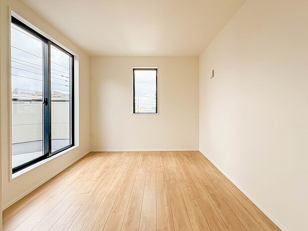 5号棟【寝室6.1帖】シンプルな内装はおしゃれのポイントです。シンプルは華美より飽きがこないからです。色や模様でおしゃれ感をだす。それがシンプルイズビューティーです。