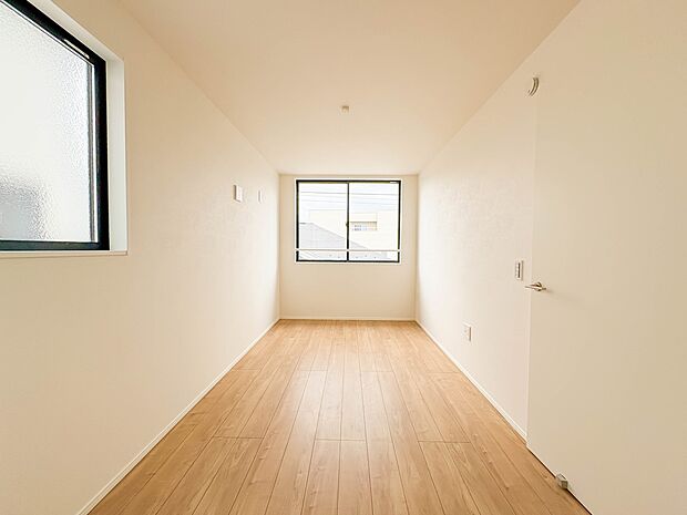 5号棟【子供部屋5.9帖】お子様のお部屋にぴったりなクロークを備えたフローリング仕様の洋室です。