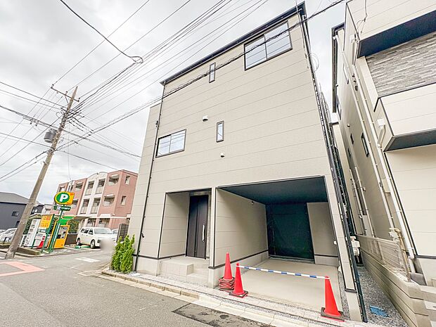 5号棟【外観】家族の温かさと陽光の暖かさ、楽しい毎日と明るい未来を予感させる「空間が織り成すひとつ先の住み心地」を演出します。