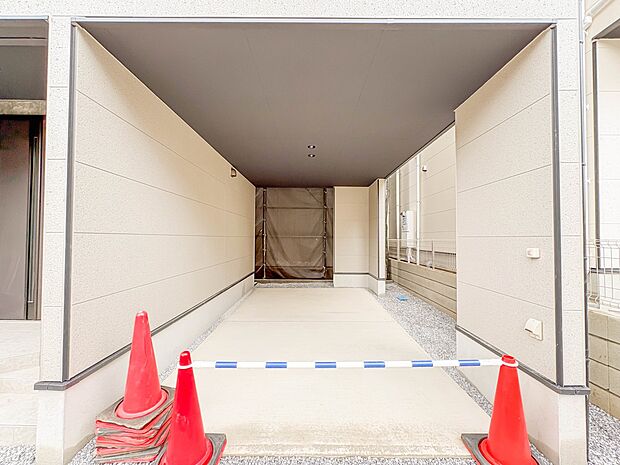 5号棟【駐車場】毎日の生活にマイカーが必須という方は、購入を検討する際、駐車場があることは大事な条件です。毎日の通勤や家族の送迎、買い物やお出かけなどクルマのある暮らしを満喫したい方は要チェ…