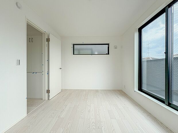 【子供部屋6.13帖】お子様のお部屋にぴったりなクロークを備えたフローリング仕様の洋室です。