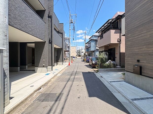 【前面道路4m】車の通行が少ないので、静かな住環境を維持することができます。