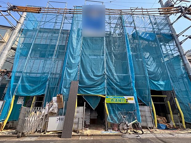 【外観】堂々たる趣ながら、主張し過ぎずどこか余裕を感じさせるシャープなフォルムで佇む邸宅は、晴天の空と照らし合わせる事で、本来あるべき完成形の姿を見せてくれます。