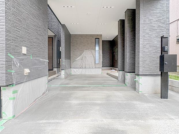 【駐車場】毎日の生活にマイカーが必須という方は、購入を検討する際、駐車場があることは大事な条件です。毎日の通勤や家族の送迎、買い物やお出かけなどクルマのある暮らしを満喫したい方は要チェック。…