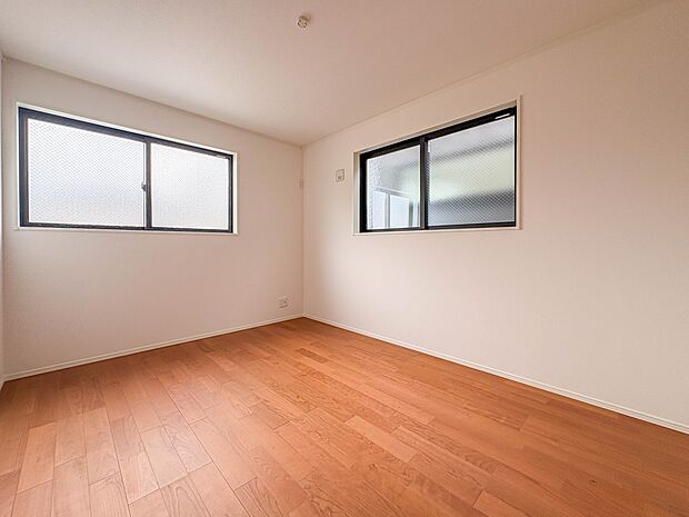 【子供部屋6.13帖】お子様のお部屋にぴったりなクロークを備えたフローリング仕様の洋室です。